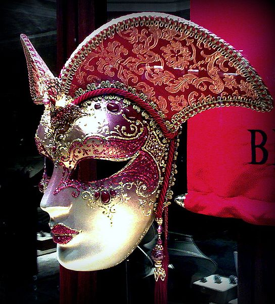 544px-Red_White_Gold_Jewelled_Mask_Female