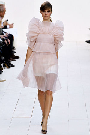 chloe-spring-2013-rtw-pleated-dress-with-oversized-ruffles-profile